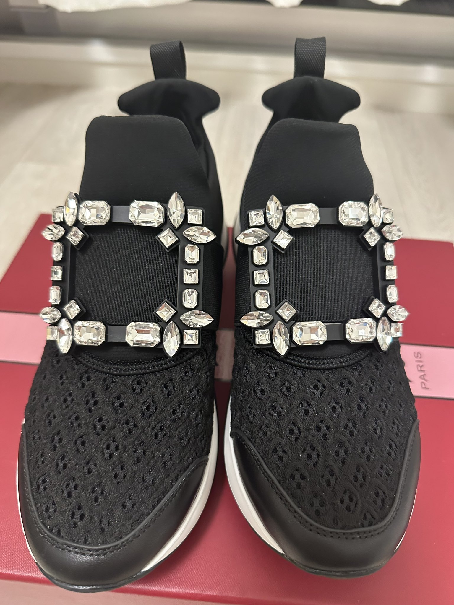 偽物の見分け方】Roger Vivier/ロジェヴィヴィエ ランストラスバックル